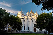 Novgorod - cattedrale di Santa Sofia dell'XI secolo con le sue 5 cupole (lato meridionale) 